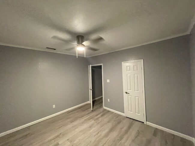 Building Photo - 3 bedrooms 2 baths - Only $1500 Per Month