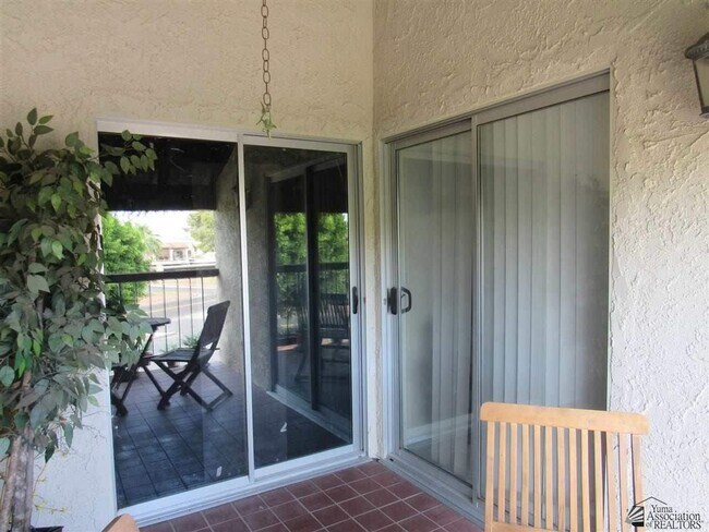 Building Photo - Central townhome with 2 bedrooms and 3 bat...