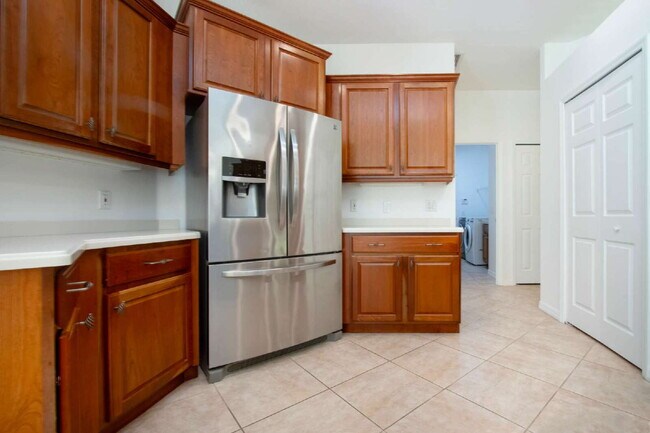 Building Photo - Luxurious Lakefront Living: Spacious 4-Bedroom Home with Pool and Guest Suite in Lakewood Ranch