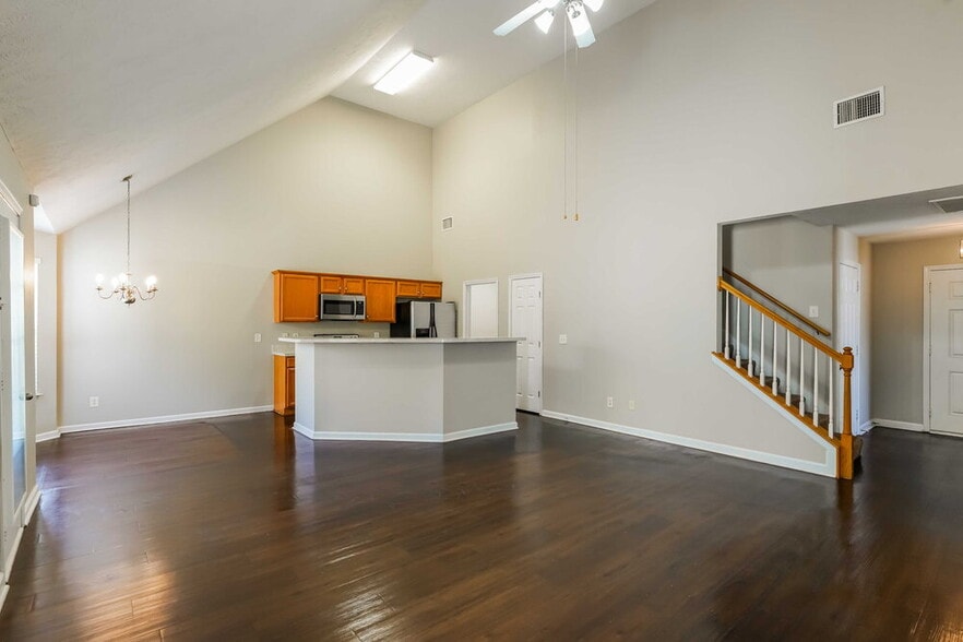 Building Photo - 110 Lyndhurst Dr