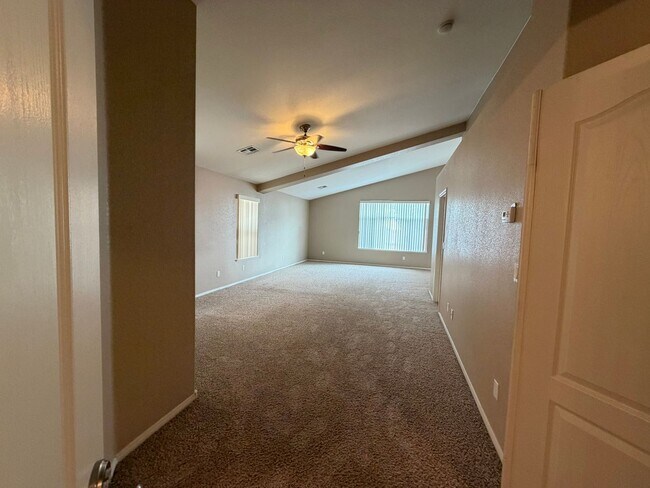 Building Photo - Spacious 4 bedroom