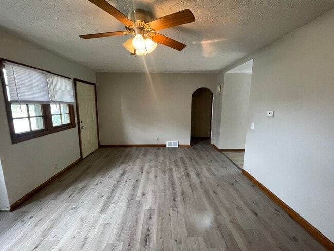 Building Photo - PRICE REDUCED! 4 Bedroom, 1.5 Bathroom House Available, Centrally Located! ¡Casa de 4 dormitorios...