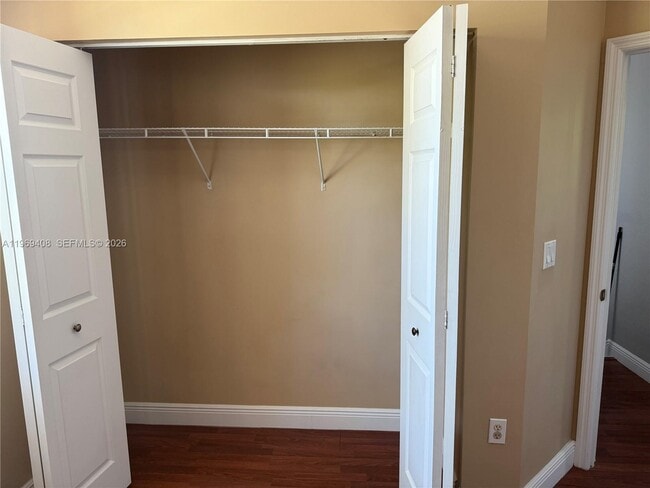 Building Photo - 2402 NE 41st Pl