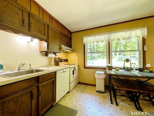 Building Photo - 17 Colebrook Rd
