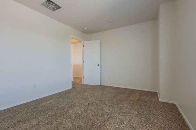 Building Photo - 4 Bedroom 3 Bathroom