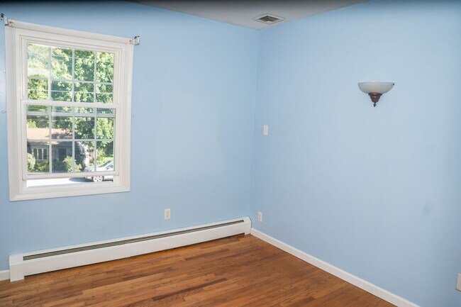 Building Photo - 1643 Colonial Manor Dr