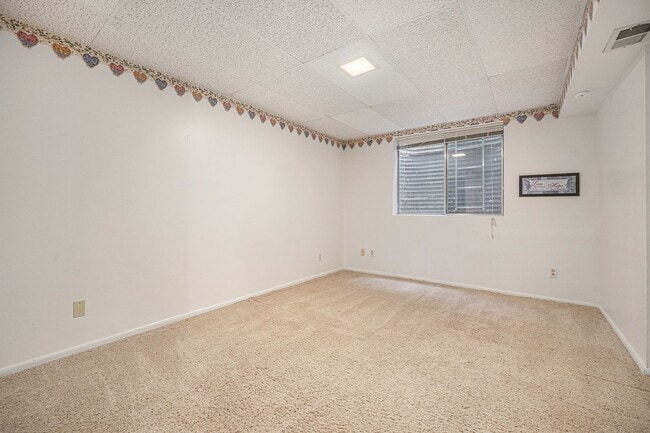 Building Photo - Welcome Home to Bristol Cove - Rare End-Unit Ranch Townhome in Centennial!