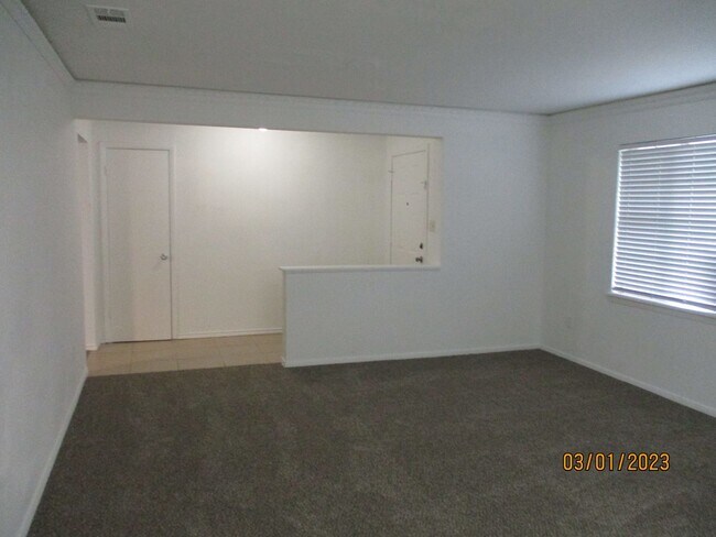 Building Photo - 212 Hallbrook Dr