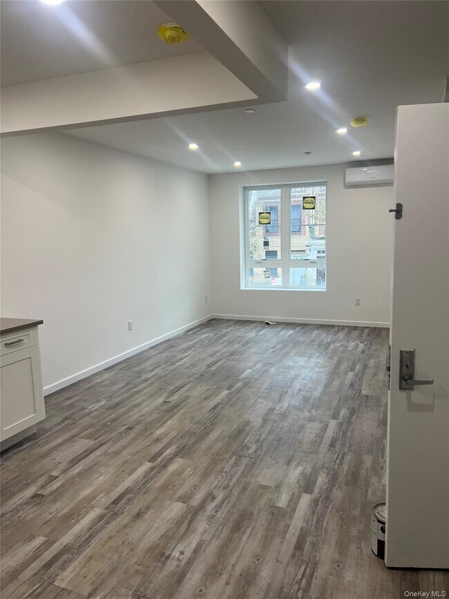 Building Photo - 518 Thatford Ave