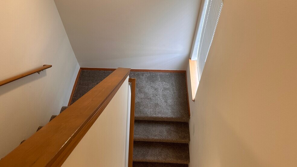 Building Photo - 1310 S Skyline Dr