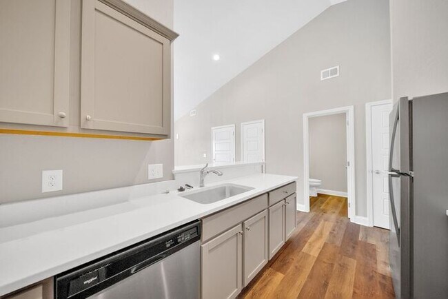 Building Photo - Hillrise III - 2 BR/1.5 Bath One Level with Attached Garage