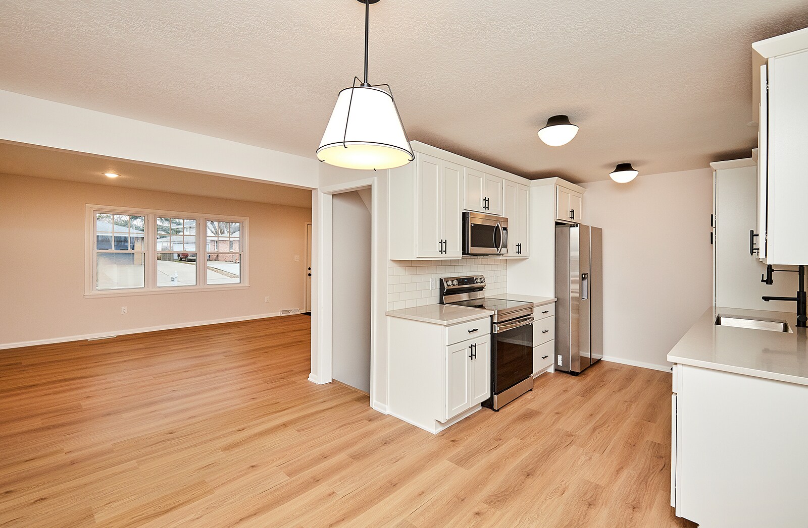 Building Photo - 409 SW Ash Dr