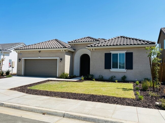 Building Photo - $2,495 Leonard & Ashlan, 3 Bedroom Home - ...
