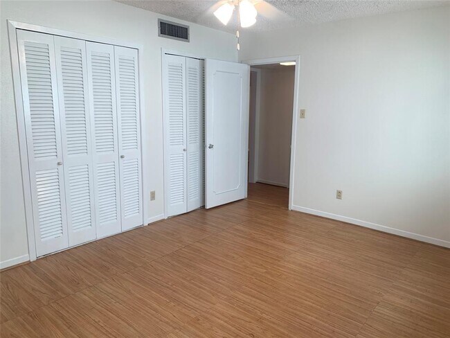 Building Photo - 3809 N Braeswood Blvd