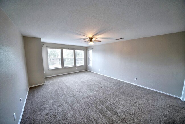 Building Photo - Stunning 4-Bedroom, 2.5-Bathroom Home in L...