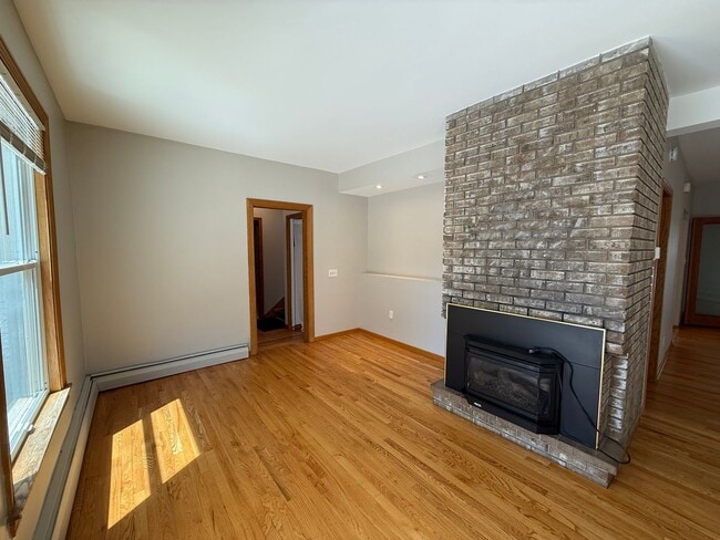 Building Photo - Beautiful 5 Bed 3 Bath Single Family Home ...
