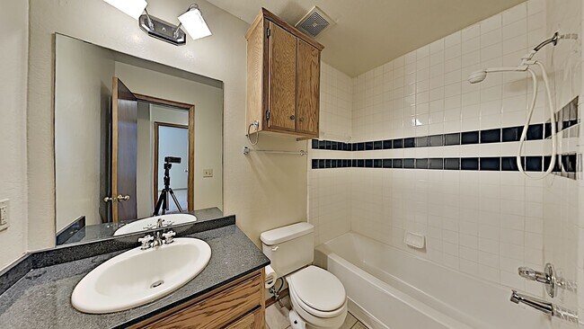 Building Photo - A Beautiful Spacious 3 Bedroom 2 Bathroom Home in Mustang Schools