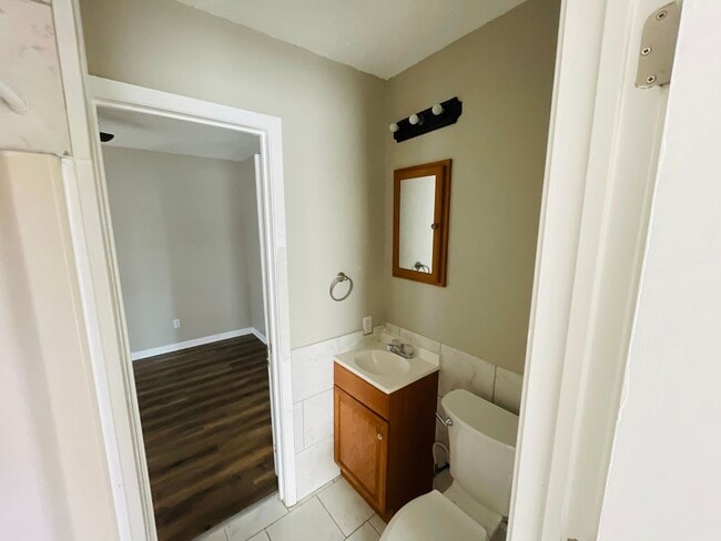 Building Photo - 312 1-304 1/2 S Avenue G