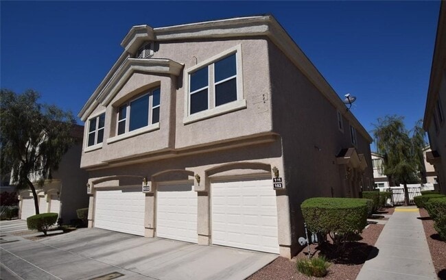 Building Photo - Cute 2 bed 2 bath townhouse with 1 car garage and washer and dryer in unit
