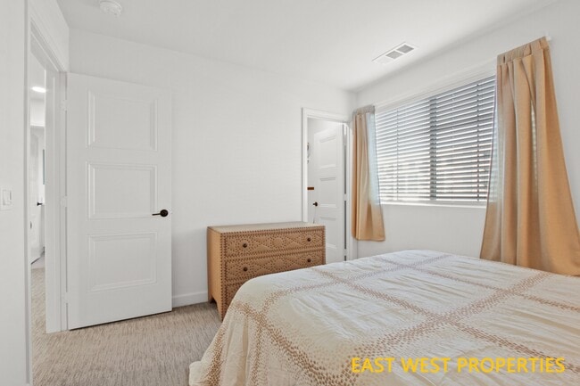 Building Photo - 140 Lantana Dr