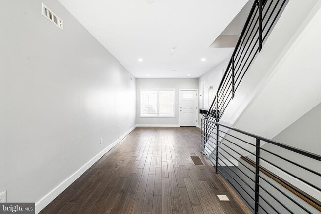 Building Photo - 2122 Sears St