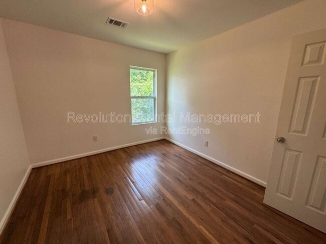 Building Photo - 32 Hillcrest Dr SE