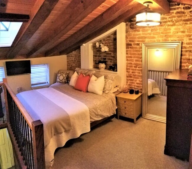 Building Photo - Quaint & Cozy 2 BR 2 BA in Fells Point/Canton Neighborhood Overlooking River
