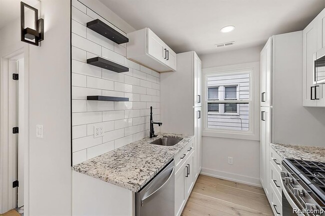 Building Photo - 310 E Harry Ave