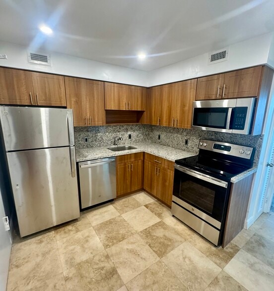 Kitchen - 5101 Collins Ave