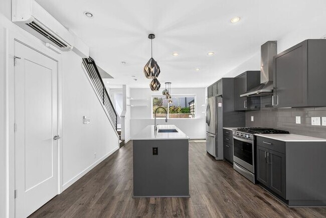 Building Photo - ULTRA-MODERN Air Conditioned Townhome in Beacon Hill (1st Month Free)