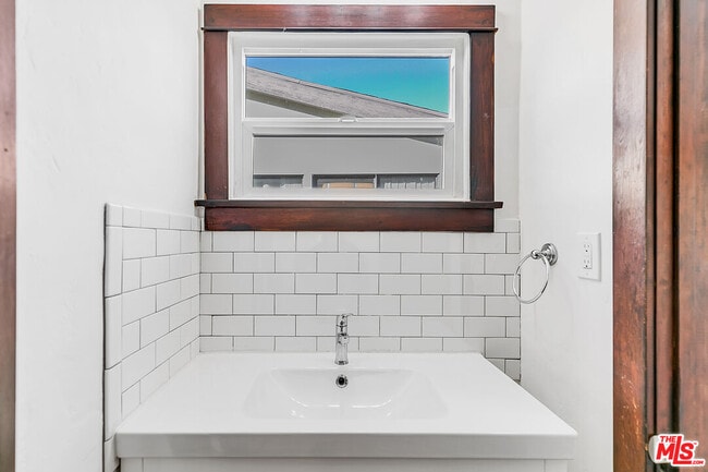 Building Photo - 1603 1/4 N Harvard Blvd