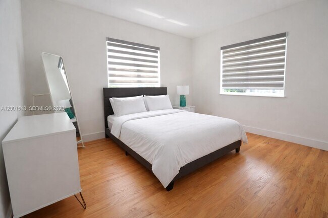 Building Photo - 817 W 39th St