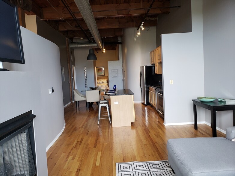 Building Photo - 1500 W Monroe St