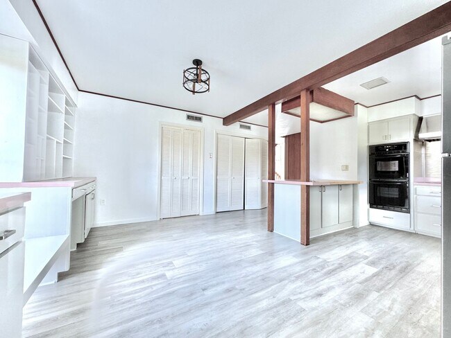 Building Photo - Spacious Baton Rouge Beauty on a Tree-Shad...