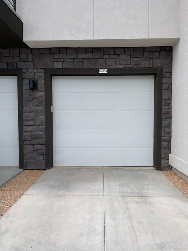 Building Photo - Resort-Style Living | 3 Bedroom Home with Access to Lagoon & Clubhouse