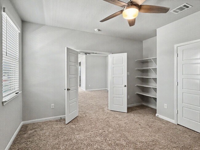 Building Photo - Modern New Braunfels Home with Flexible Upstairs Living Spaces