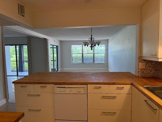 Building Photo - 2320 S Cypress Bend Dr
