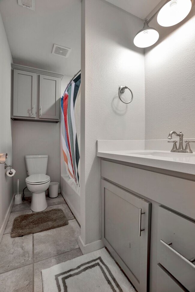 Building Photo - Fully Updated South Fay Home Near I-49! MU...
