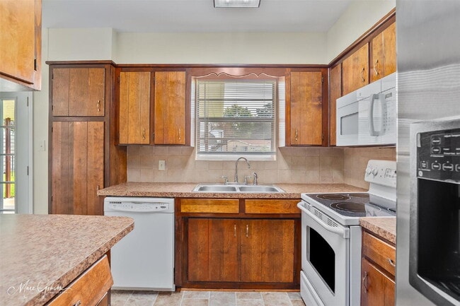 Building Photo - "Charming 3-Bedroom Retreat with Cozy Fire...