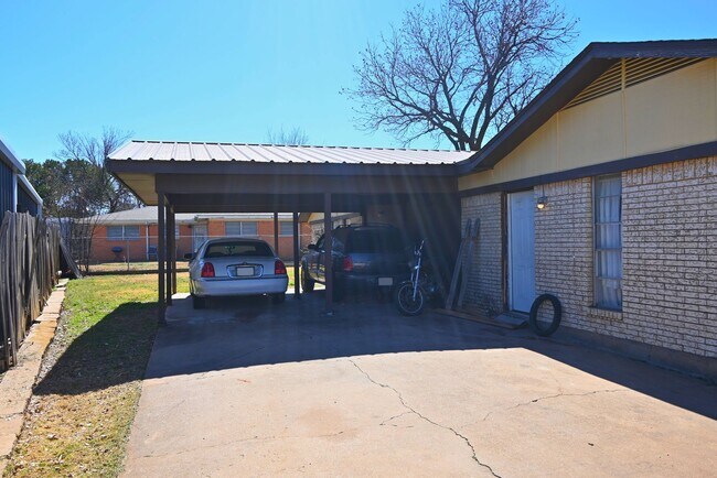 Building Photo - 1901 W Wenonah Blvd
