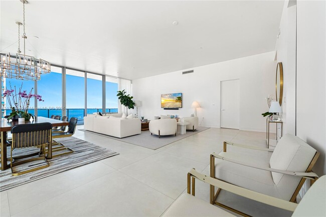Building Photo - 2669 S Bayshore Dr