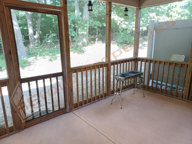Building Photo - Luxury 4 BR 2-Car Garage Cul-de-Sac End Un...