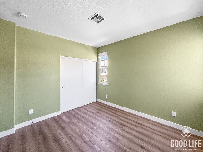 Building Photo - Stunning 3BD/2.5BA Townhouse in Eastlake W...
