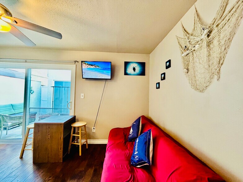 Building Photo - 604 17th St