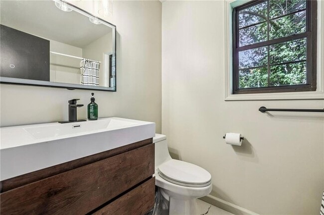 Building Photo - 2158 Wells Dr SE