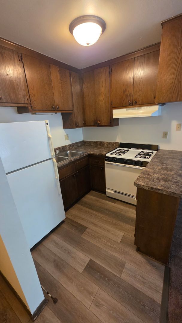 Building Photo - Lakeside Apartments - 1 Bedroom - Starting at $825.00