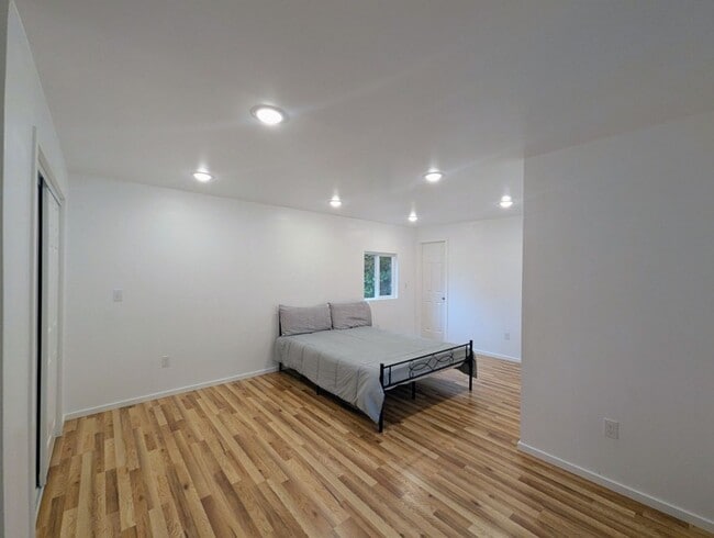 Building Photo - 2Bd/.75Ba Monroe House