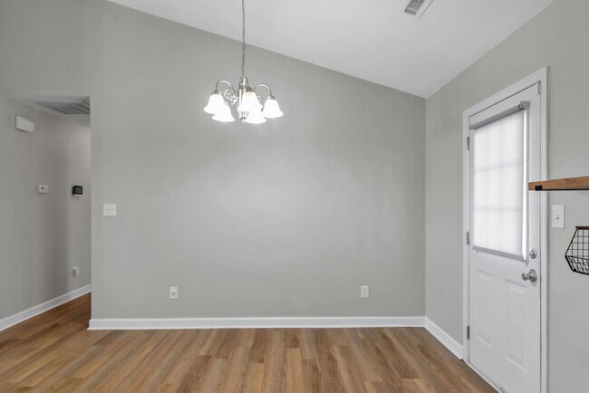 Building Photo - 303 Sinclair Ln