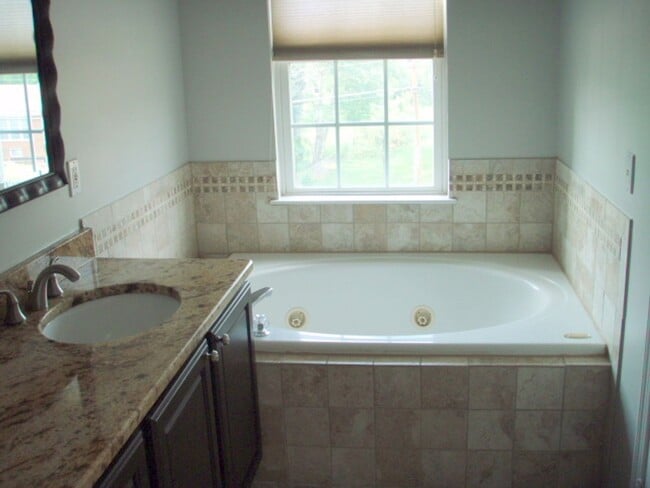 Building Photo - Beautiful 3 Bed 2.5 Bath End-Unit Brick To...