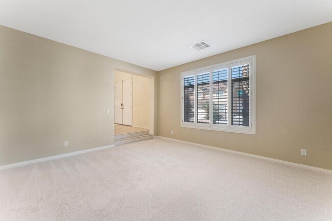 Building Photo - Luxurious Home in Gated Community